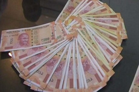 200 रुपए के 190 नकली नोट बरामद, आरोपी गिरफ्तार 200 रुपए के 190 नकली नोट बरामद, आरोपी गिरफ्तार