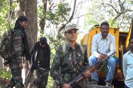 विकास कार्यों में बाधा न बने नक्सली, पहरा दे रही हैं जांबाज महिला कमांडोज विकास कार्यों में बाधा न बने नक्सली, पहरा दे रही हैं जांबाज महिला कमांडोज