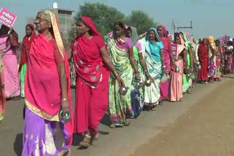 शौचालय की राशि नहीं मिलने पर नाराज ग्रामीणों ने निकाली लोटा यात्रा