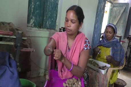 कौशल विकास केंद्र में प्रशिक्षण लेकर आत्मनिर्भर बनी दिव्यांग सुशीला कौशल विकास केंद्र में प्रशिक्षण लेकर आत्मनिर्भर बनी दिव्यांग सुशीला