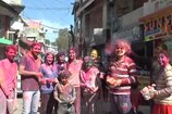 VIDEO: हमीरपुर में यूं चढ़ा युवाओं पर होली का रंग