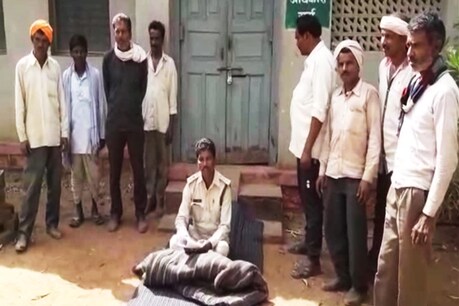 दमोह में कार्यालय के बाहर धरने में बैठा रेंजर.