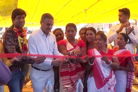 पाकुड़िया में आजीविका महासंघ का उद्घाटन करते उपायुक्त दिलीप कुमार झा.