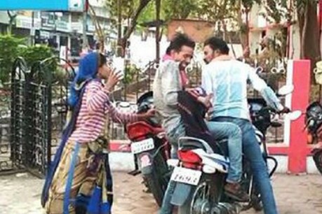 एंबुलेंस नहीं मिला तो बाइक पर ले गए 30 किलोमीटर, मासूम ने तोड़ा दम एंबुलेंस नहीं मिला तो बाइक पर ले गए 30 किलोमीटर, मासूम ने तोड़ा दम