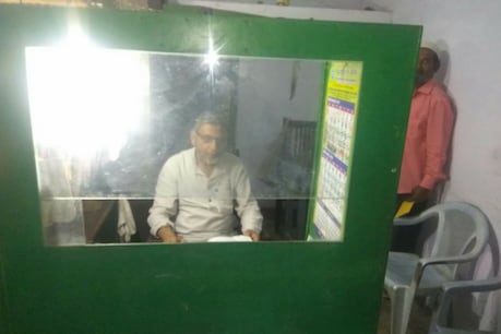 बैंक में काम करते कर्मचारियों की फोटो.