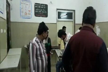 बुजुर्ग दलित महिला सदारानी अहीरवाल के बेटों का जमीनी विवाद गांव के ही कुछ लोगों से चल रहा है.