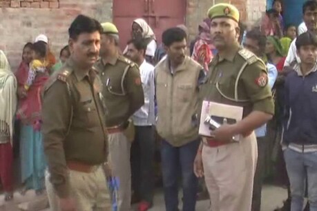 घटना की जांच करती पुलिस कर्मियों की फोटो.