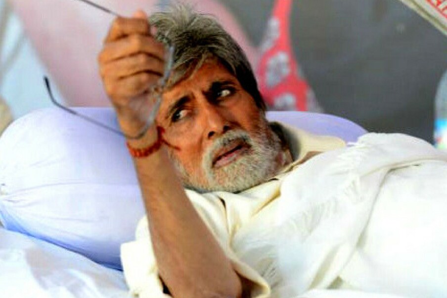  अमिताभ बच्चन ने पहली बार भोजपुरी फिल्म 'गंगा' में काम किया था. इस फिल्म में उनके साथ भोजपुरी फिल्मों के सुपरस्टार रवि किशन और मनोज तिवारी अहम भूमिका में थे.