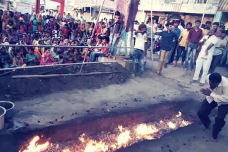 होली की ऐसी परंपरा जहां दहकते अंगारो पर चलते हैं लोग..! होली की ऐसी परंपरा जहां दहकते अंगारो पर चलते हैं लोग..!