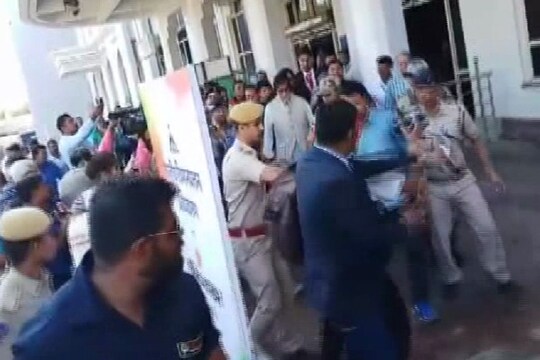 अमिताभ बच्चन एयरपोर्ट से बाहर निकलते हुए.
Photo:Etv/news18