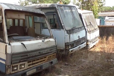 देखरेख के अभाव में एंबुलेंस कबाड़ में तब्दील, अब विभाग करेगा नीलामी देखरेख के अभाव में एंबुलेंस कबाड़ में तब्दील, अब विभाग करेगा नीलामी