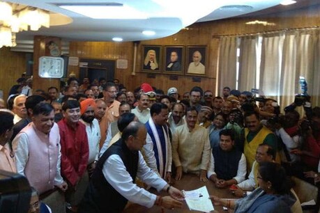 राज्य सभा के लिए नामांकन दाखिल करते अरुण जेटली