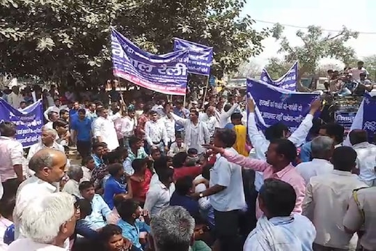 अलवर के भिवाड़ी में प्रदर्शन करते दलित समाज के लोग. फोटो-news18rajasthan