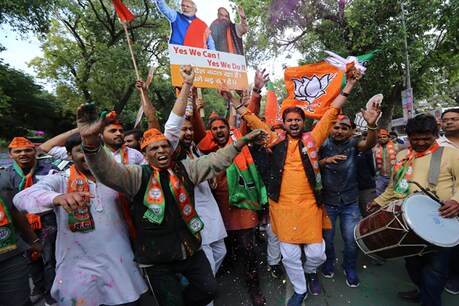 SP का मोदी पर हमला कहा-पूर्वोत्तर के ईसाइयों ने बीजेपी को कैसे वोट दिया SP का मोदी पर हमला कहा-पूर्वोत्तर के ईसाइयों ने बीजेपी को कैसे वोट दिया