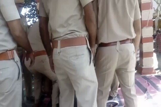 चित्तौड़गढ़ के बानसेन में धरना स्थल पर बैठै लोगों पर लात बरसाते पुलिसकर्मी. फोटो-news18rajasthan