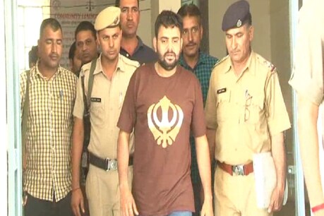 पुलिस को मिली बड़ी कामयाबी, 50 हजार का ईनामी बदमाश गिरफ्तार पुलिस को मिली बड़ी कामयाबी, 50 हजार का ईनामी बदमाश गिरफ्तार