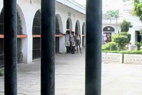 जशपुर: रेप के आरोपी 9 अपचारी बालक बाल संप्रेक्षण गृह से फरार जशपुर: रेप के आरोपी 9 अपचारी बालक बाल संप्रेक्षण गृह से फरार