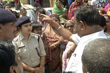 आबादी वाले इलाके में शराब की दुकान का विरोध