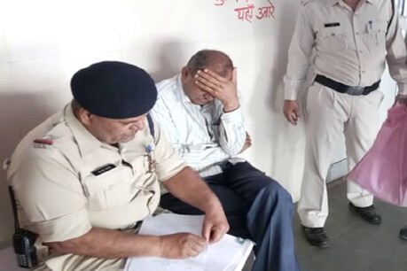 गिरफ्तारी के बाद अधिकारी की तबियत अचानक बिगड़ गई, जिसके बाद पुलिस ने आरोपी को जिला अस्पताल में भर्ती कराया है.