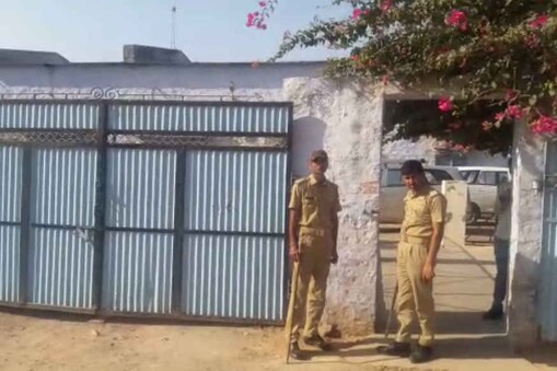 आयकर विभाग की टीम ने पाली के मेंहदी कारोबारी के यहां छापा मारा है. आयकर विभाग की टीम ने पाली के मेंहदी कारोबारी के यहां छापा मारा है.