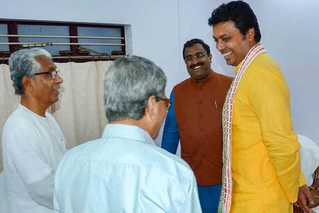 त्रिपुरा: नए CM ने छुए माणिक के पैर, लोगों से बोले- गलती हो तो कान पकड़कर ठीक कराएं त्रिपुरा: नए CM ने छुए माणिक के पैर, लोगों से बोले- गलती हो तो कान पकड़कर ठीक कराएं