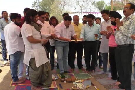 बुंदेली मेला समिति के सचिव प्रभात सेठ व अन्य सदस्य मेला के पूर्व भूमि पूजन करते हुए