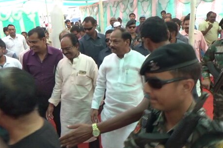 पेड़ों के कारण सीएम का हेलीकॉप्टर नहीं कर पाया लैंड पेड़ों के कारण सीएम का हेलीकॉप्टर नहीं कर पाया लैंड