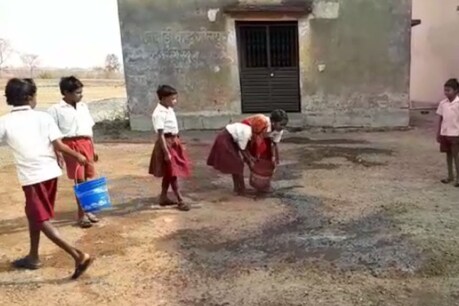 उड़ती धूल के बीच पढ़ने को मजबूर बच्चें