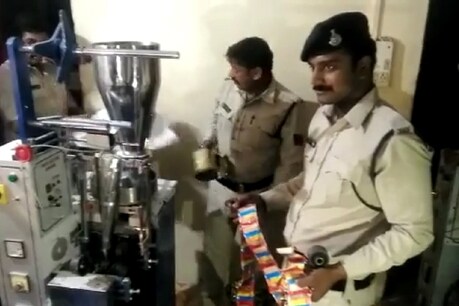दो युवकों को गिरफ्तार करके दो मशीनों को जब्त कर लिया है