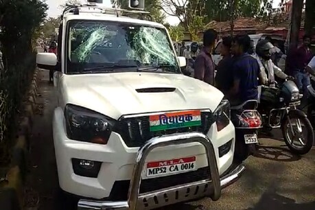 विरोध प्रदर्शन के दौरान आंदोलनकारी नगर में जबरन दुकानें बंद करा रहे थे