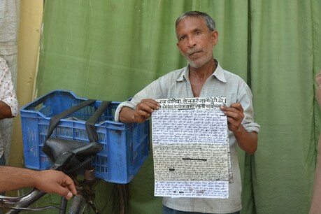 मिलिए पत्रकार दिनेश से, जो 17 सालों से अपने हाथ से लिखे अख़बार चला रहे हैं मिलिए पत्रकार दिनेश से, जो 17 सालों से अपने हाथ से लिखे अख़बार चला रहे हैं