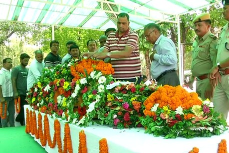दिवंगत आईपीएस अधिकारी प्रवीण कुमार पंचतत्व में विलीन दिवंगत आईपीएस अधिकारी प्रवीण कुमार पंचतत्व में विलीन