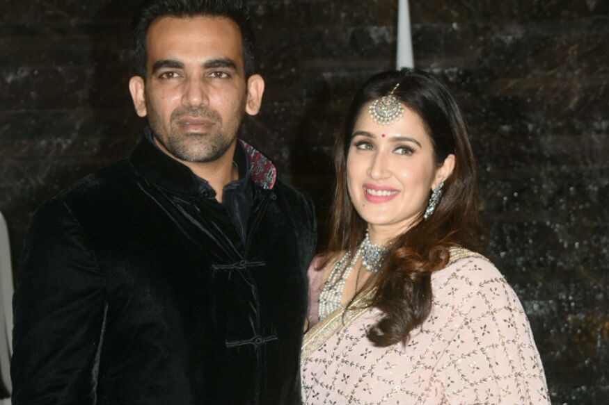 टीम इंडिया में युवराज के जोड़ीदार तेज गेंदबाज ज़हीर खान ने चक दे इंडिया फेम सागरिका घाटगे से शादी की है.