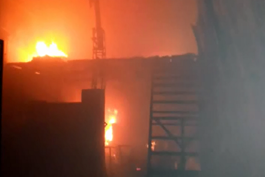 VIDEO: मैरिज गार्डन के गोडाउन मेें लगी आग, लाखों का माल जला