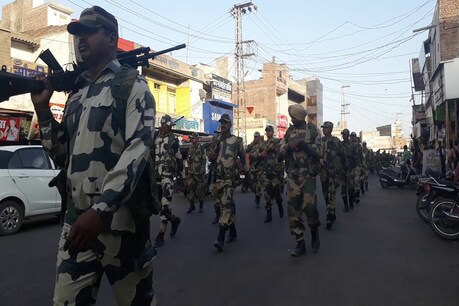 जालोर जिला मुख्यालय पर फ्लैग मार्च निकालते बीएसएफ के जवान. photo: news18rajasthan