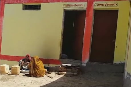 गर्ल्स टॉयलेट में मध्यान्ह भोजन का निर्माण किया जा रहा है.