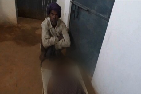 मानवता शर्मसार: अस्पताल ने मृतक का शव बाथरूम में रखा मानवता शर्मसार: अस्पताल ने मृतक का शव बाथरूम में रखा