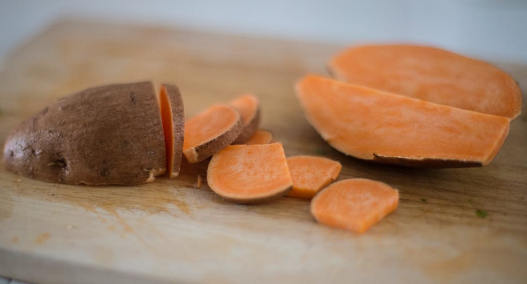  शकरकंद और गाजर, जिन सब्जियों का रंग नारंगी होता है उनमें विटामिन ए पाया जाता है जो कोलेजन को टूटने से बचाकर उन्हें नया बनाते हैं.