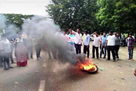 छात्रों ने की तोड़फोड़