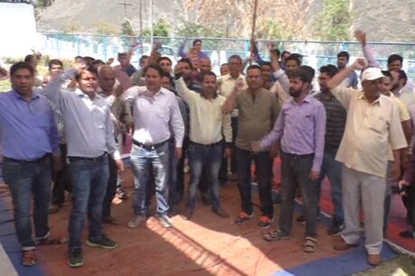 उत्तरकाशीः UJVNL कॉलोनी में अवैध कब्ज़ों के ख़िलाफ़ प्रदर्शन, मिलीभगत के आरोप उत्तरकाशीः UJVNL कॉलोनी में अवैध कब्ज़ों के ख़िलाफ़ प्रदर्शन, मिलीभगत के आरोप