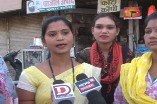 प्राइवेट स्कूलों की लूट से परेशान अभिभावक अपना दर्द बयान करते हुए 