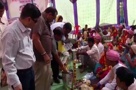 मुख्यमंत्री कन्यादान योजना के तहत सामूहिक विवाह के अवसर पर दिए सामान में मंगलसूत्र तलाशते अधिकारी