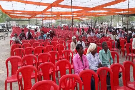 दमोह में भाजपा किसान सम्मेलन में खाली पड़ी कुर्सियां