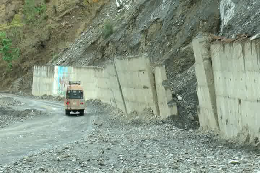 कालसी-चकराता मोटर मार्ग पर जजरेड़ पहाड़ी से गिरता रहता है मलबा