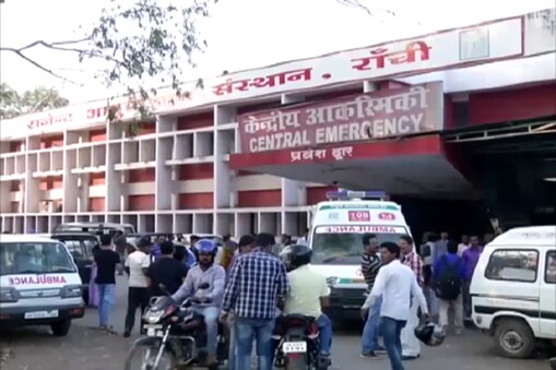 जूनियर डॉक्टर्स के कार्य बहिष्कार के बाद रिम्स के बाहर का दृश्य जूनियर डॉक्टर्स के कार्य बहिष्कार के बाद रिम्स के बाहर का दृश्य