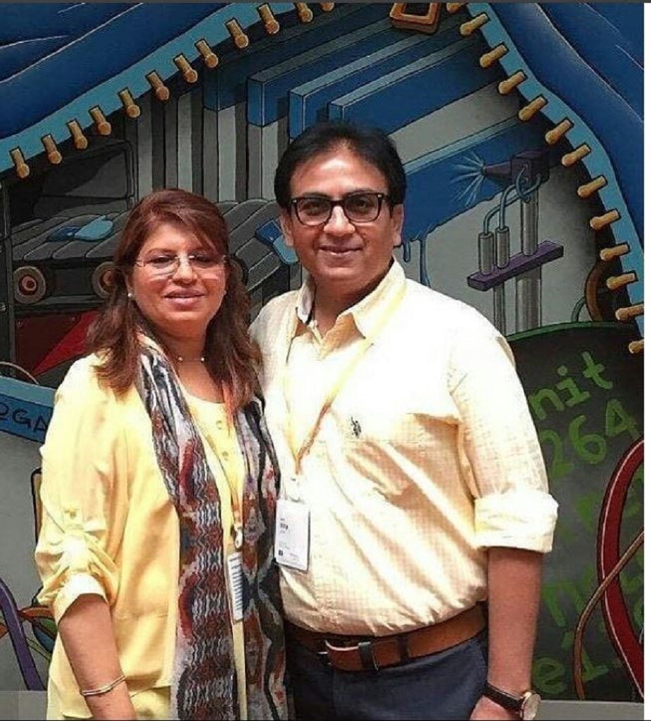  मूल रूप से जेठालाल यानी दिलीप जोशी गुजरात के पोरबंदर से 10 किमी आगे बसे गोसा गांव के हैं. दिलीप जोशी शादीशुदा हैं और उनके दो बच्चे हैं. एक बेटा और एक बेटी. वह अपने परिवार के साथ मुंबई में रहते हैं.