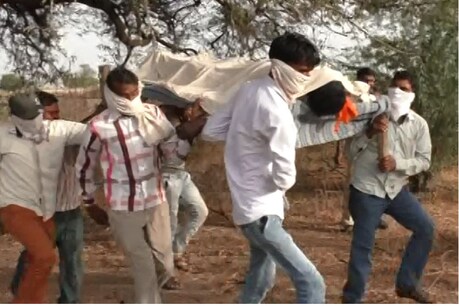 बारां में कर्ज से परेशान किसान ने खेत में लगाई फांसी बारां में कर्ज से परेशान किसान ने खेत में लगाई फांसी