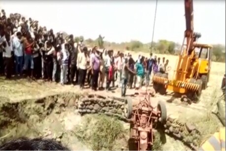 कुंए से ट्रैक्टर को बाहर निकालती क्रेन। फोटो: न्यूज 18 राजस्थान