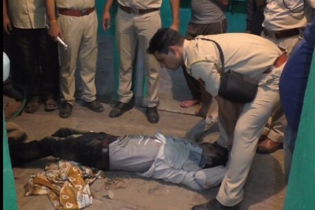 मौके से शव को उठाते पुलिसकर्मी। फोटो: न्यूज18 राजस्थान