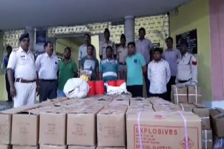 विस्फोटक सामग्री के साथ तस्कर